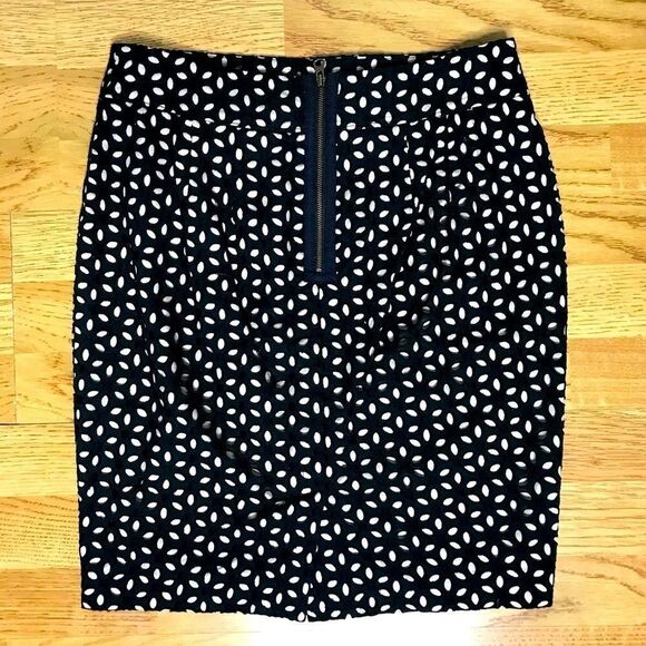 Beautiful Ann Taylor by LOFT Pencil Skirt - Picture 5 of 7
